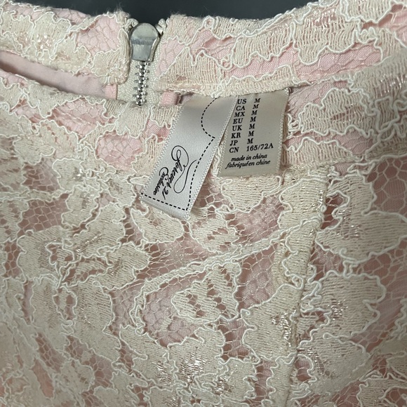 Forever 21 Lace Pencil Skirt - Size Medium - Picture 2 of 3